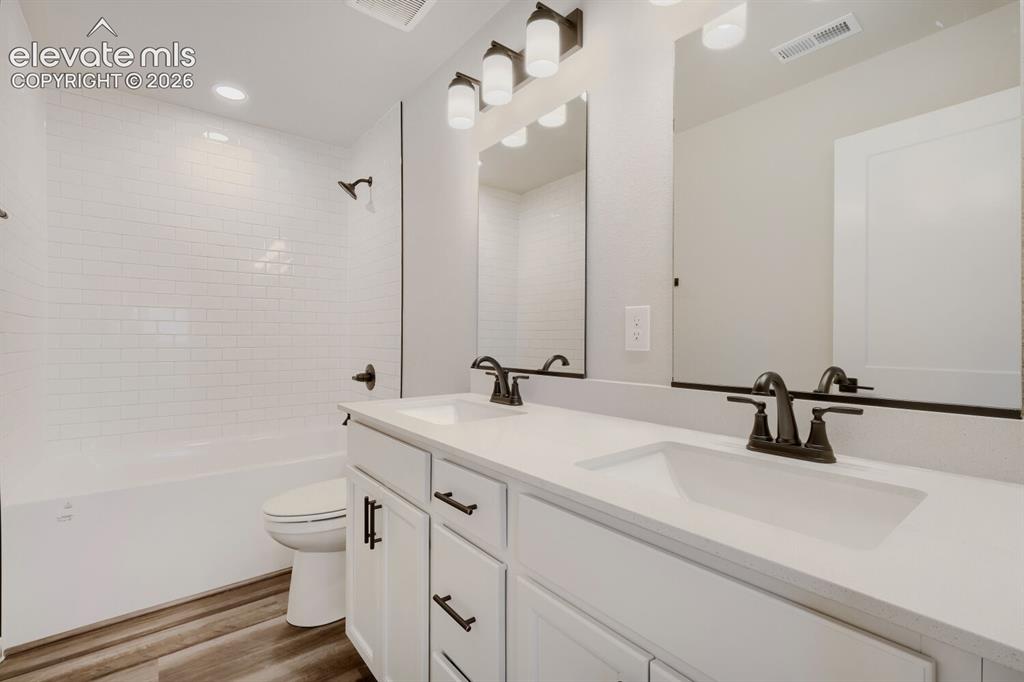 Image 17 of 31: Bathroom