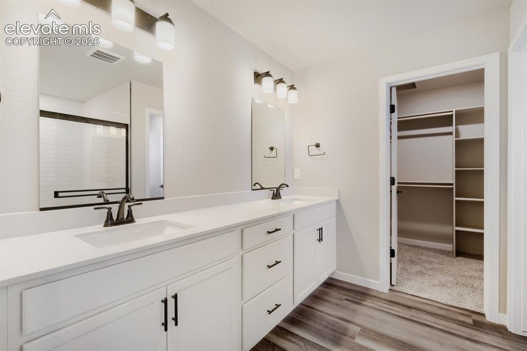 Image 19 of 31: Bathroom