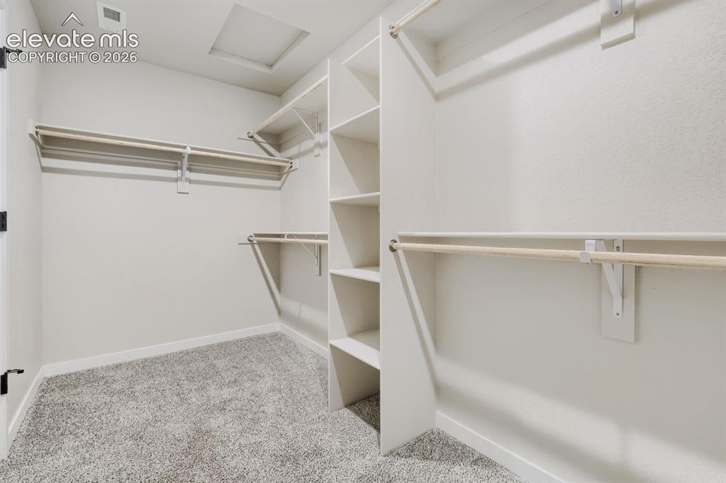 Image 23 of 31: Closet