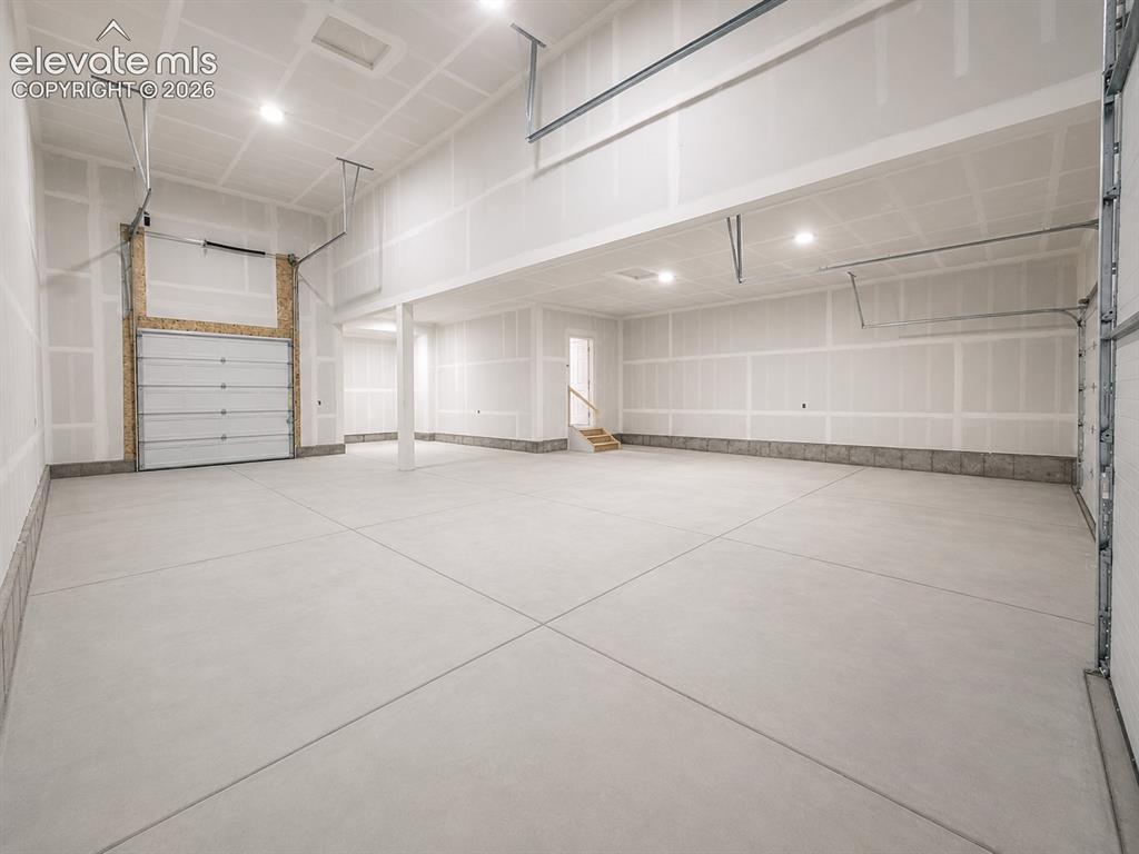 Image 5 of 6: Garage
