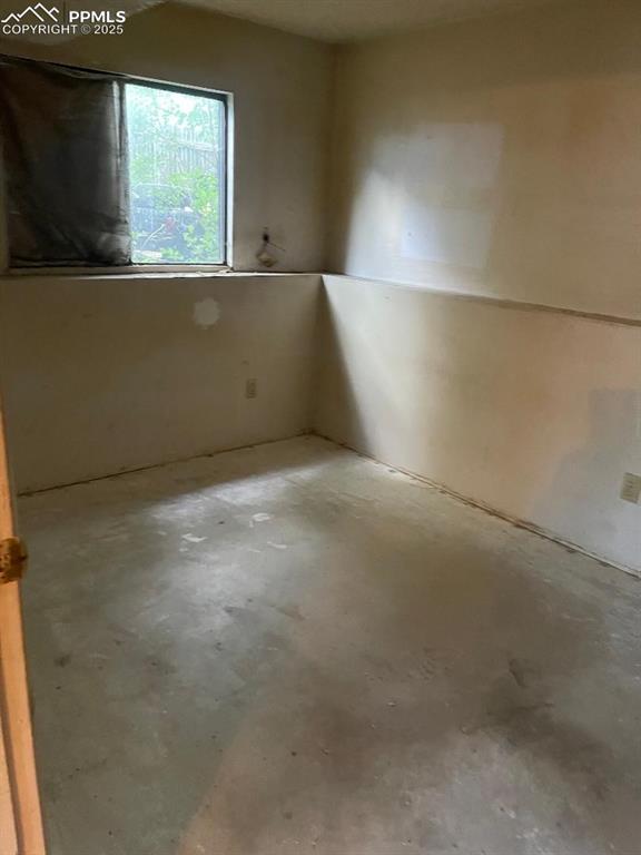 Image 6 of 11: BEDROOM FOUR
