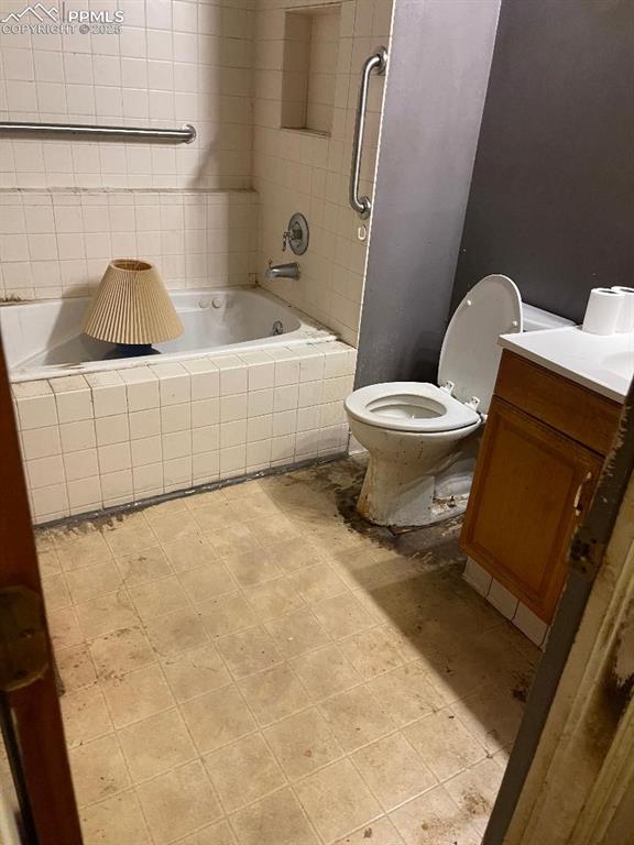Image 7 of 11: FULL BATH.