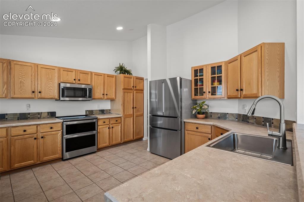 Image 12 of 50: Kitchen