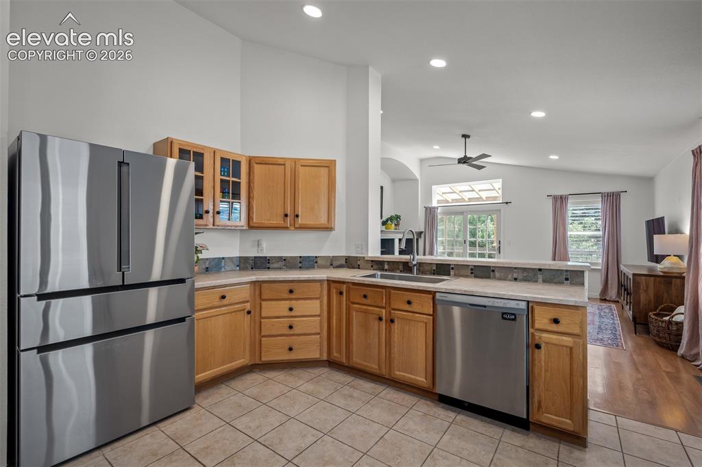 Image 13 of 50: Kitchen