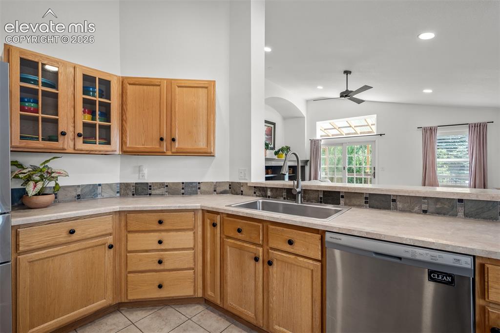 Image 15 of 50: Kitchen