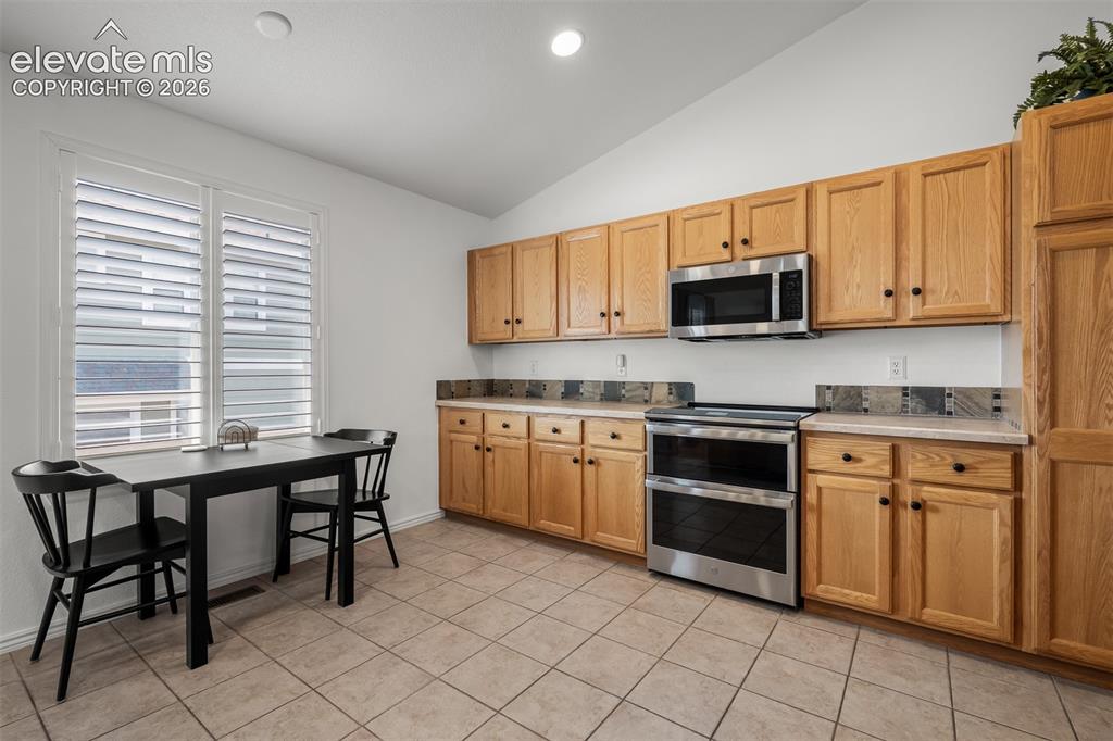 Image 16 of 50: Kitchen