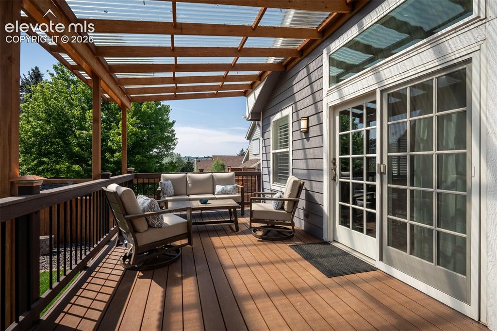 Image 40 of 50: Deck