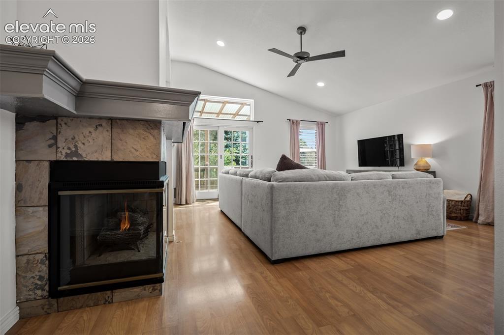 Image 8 of 50: Living Room