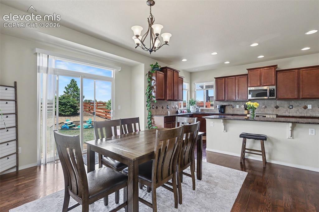 Image 10 of 47: Dining Area