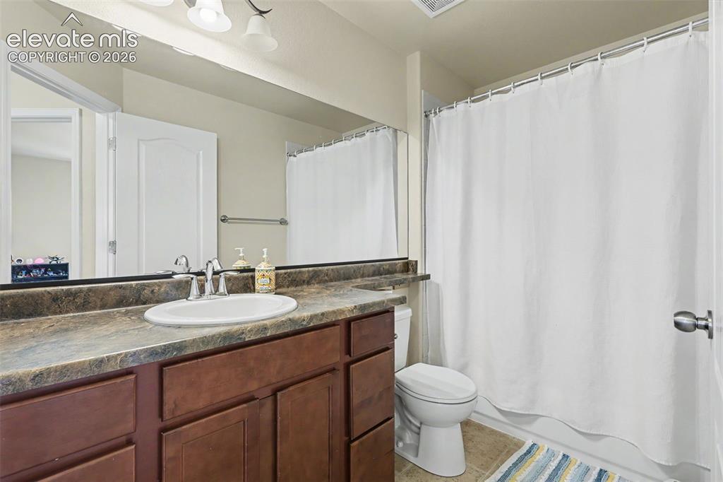 Image 38 of 47: Bathroom