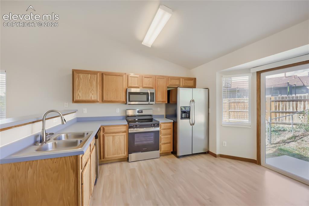 Image 7 of 24: Kitchen