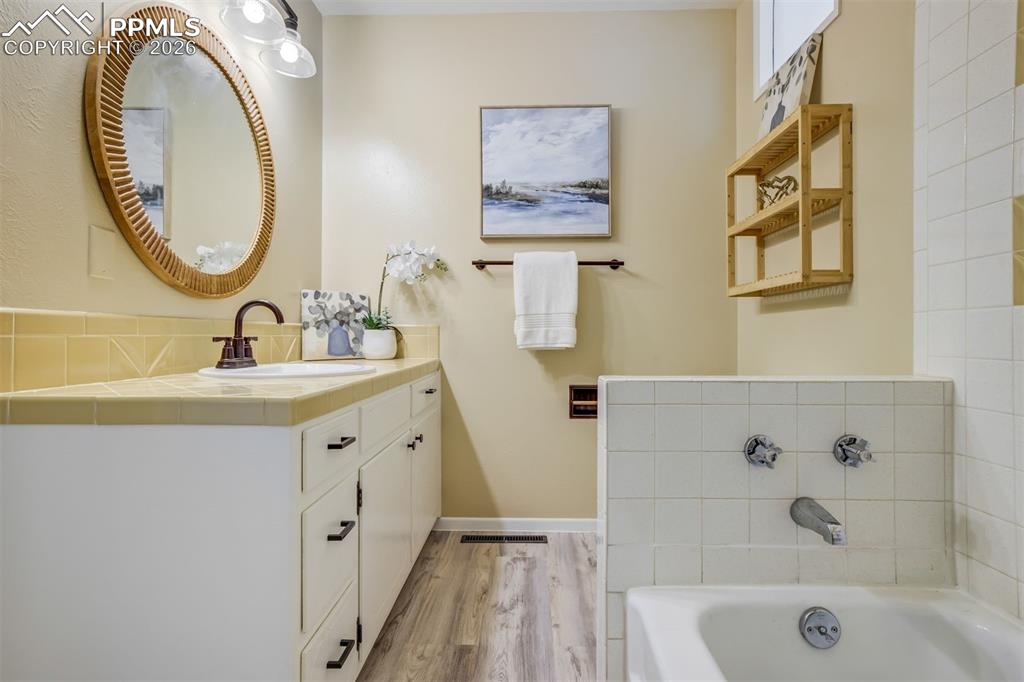 Image 23 of 37: Bathroom for the 2 bedrooms on main