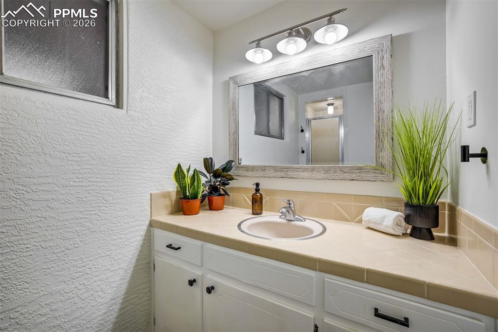 Image 29 of 37: Light and bright