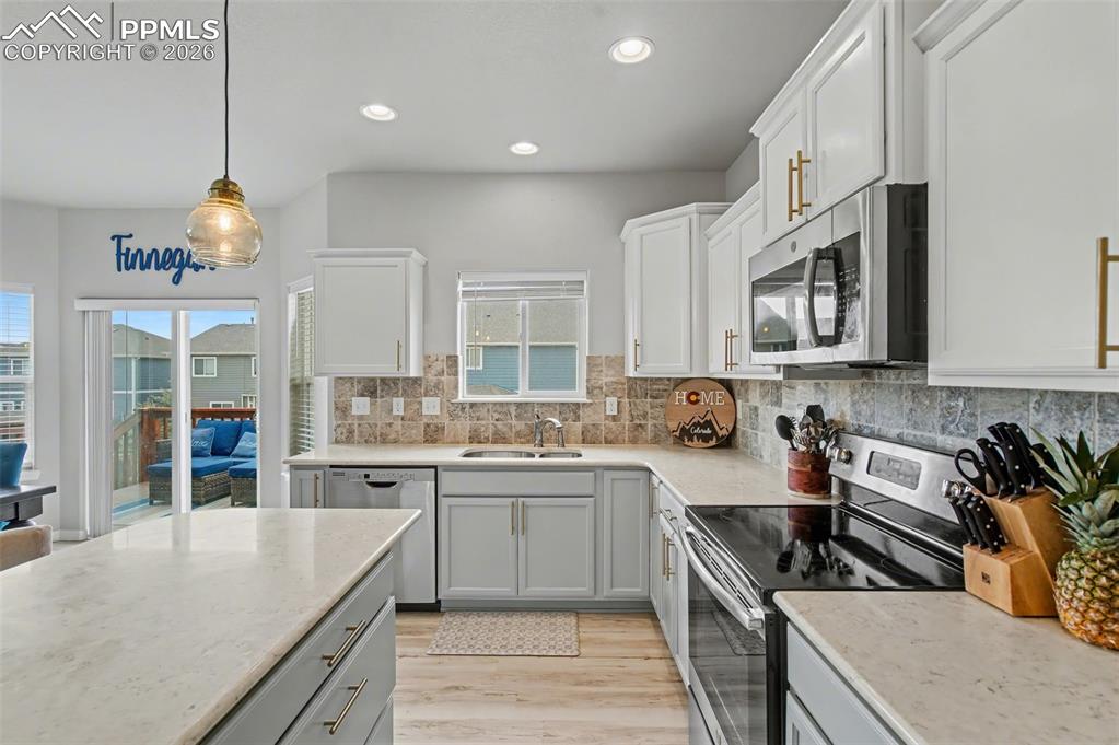 Image 11 of 50: Kitchen