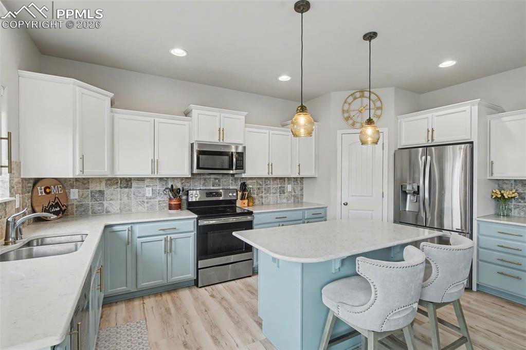 Image 12 of 50: Kitchen