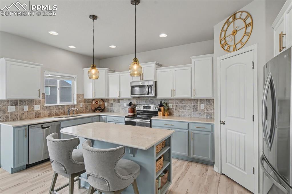 Image 13 of 50: Kitchen