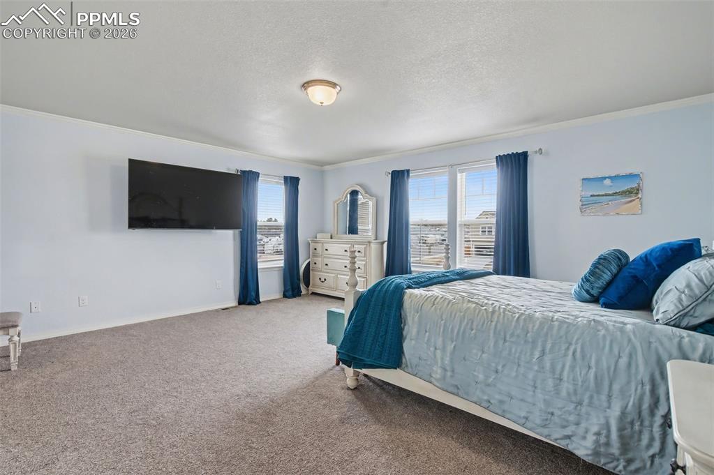 Image 19 of 50: Bedroom