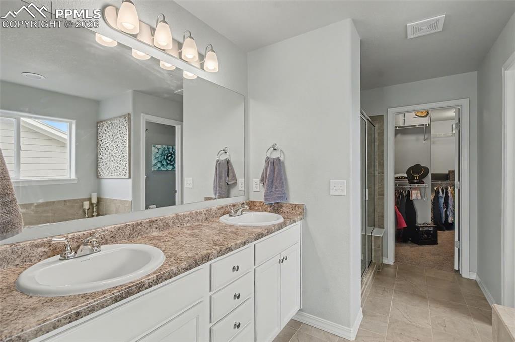 Image 22 of 50: Bathroom