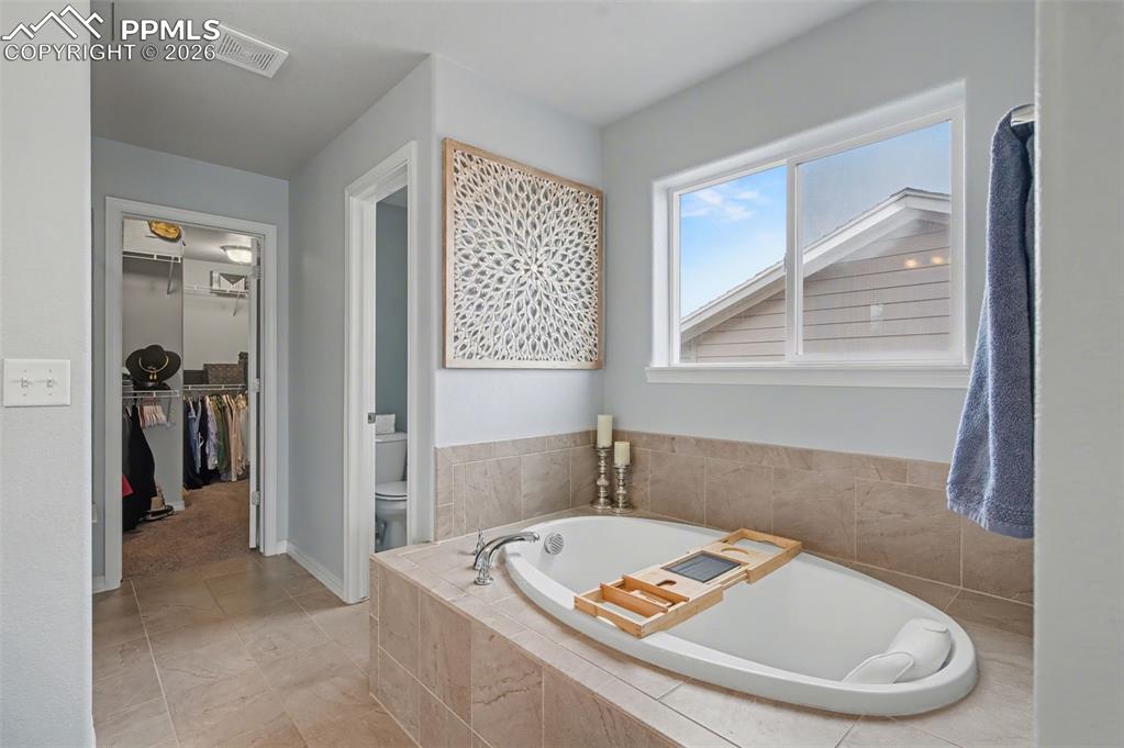 Image 23 of 50: Bathroom