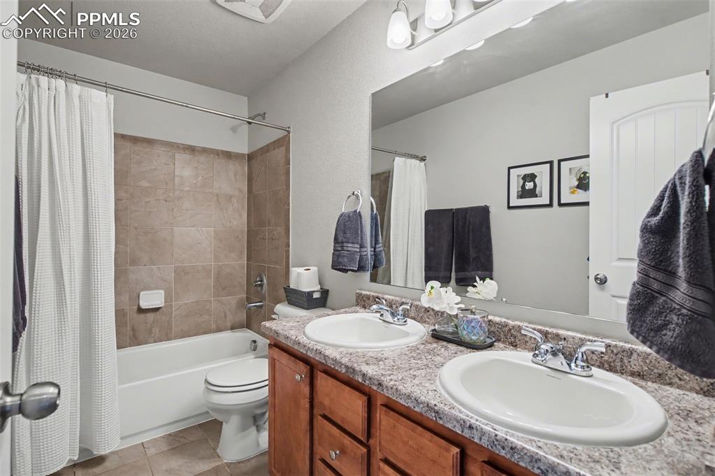 Image 26 of 50: Bathroom