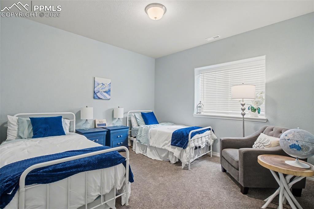 Image 33 of 50: Bedroom