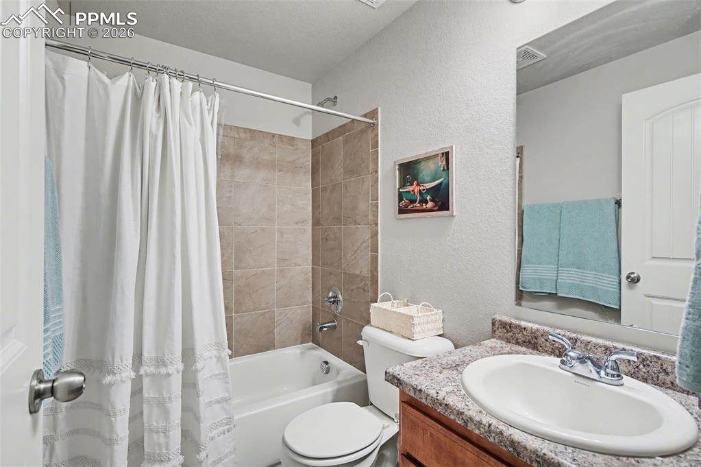 Image 34 of 50: Bathroom