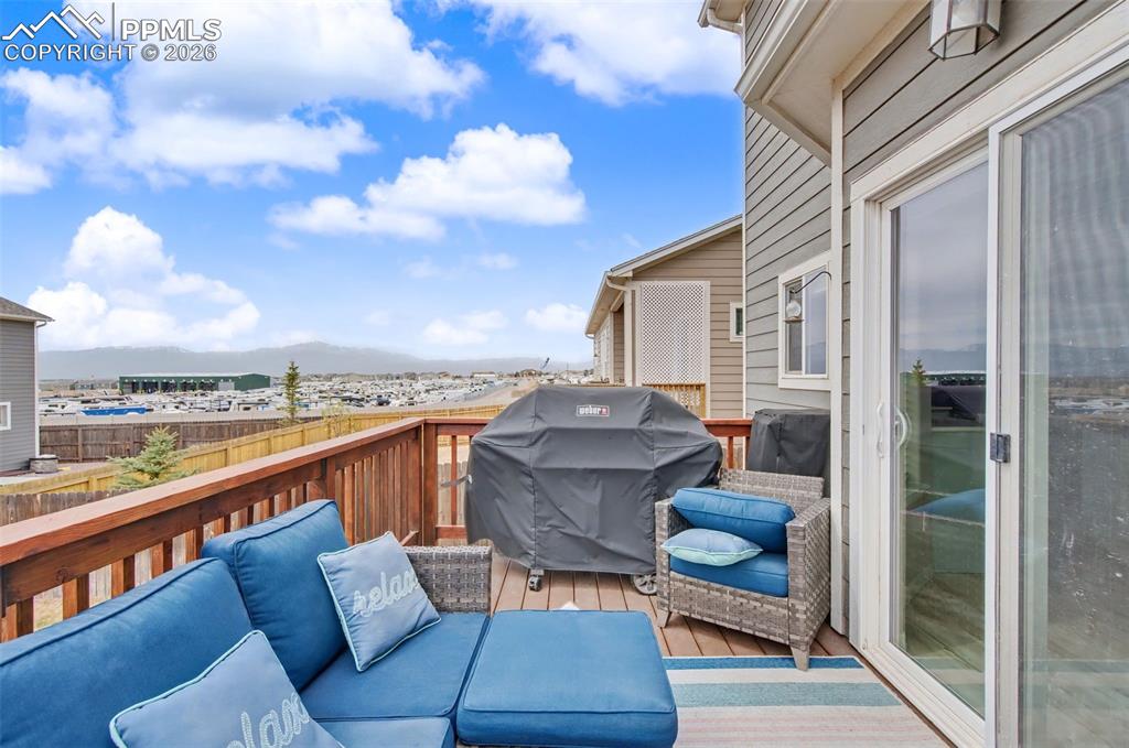 Image 35 of 50: Deck