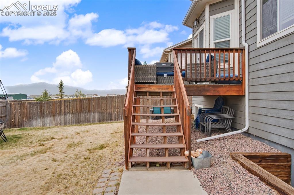 Image 36 of 50: Yard