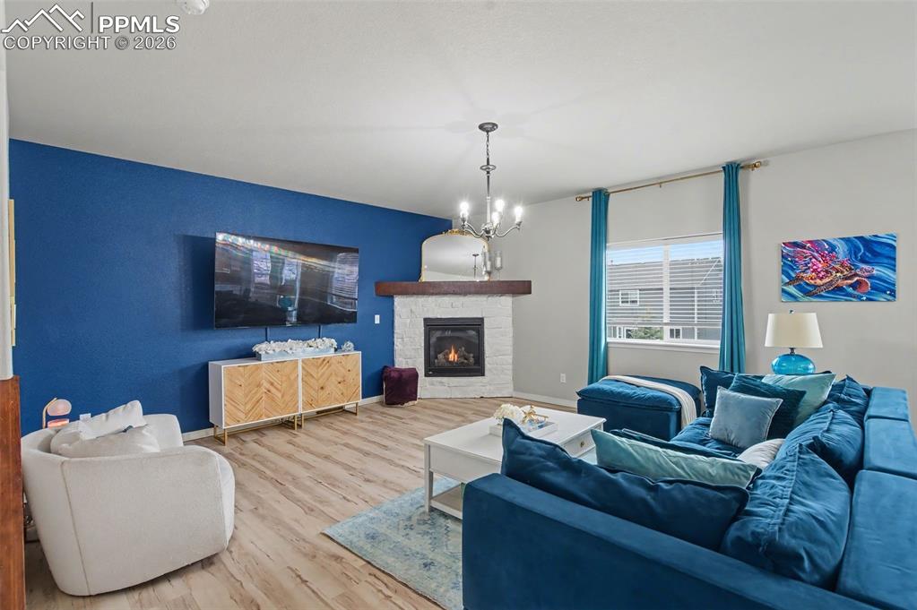 Image 7 of 50: Living Room