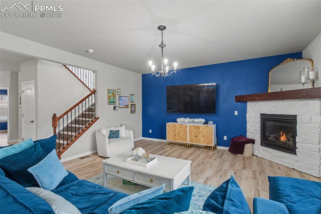 Image 8 of 50: Living Room