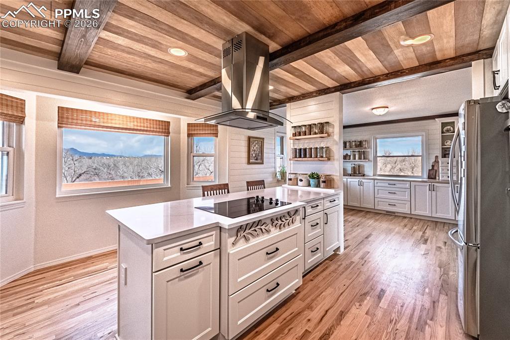 Image 13 of 47: Kitchen