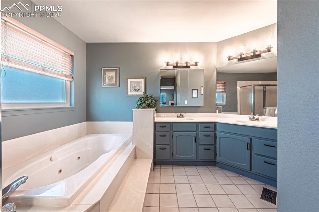 Image 22 of 47: Bathroom