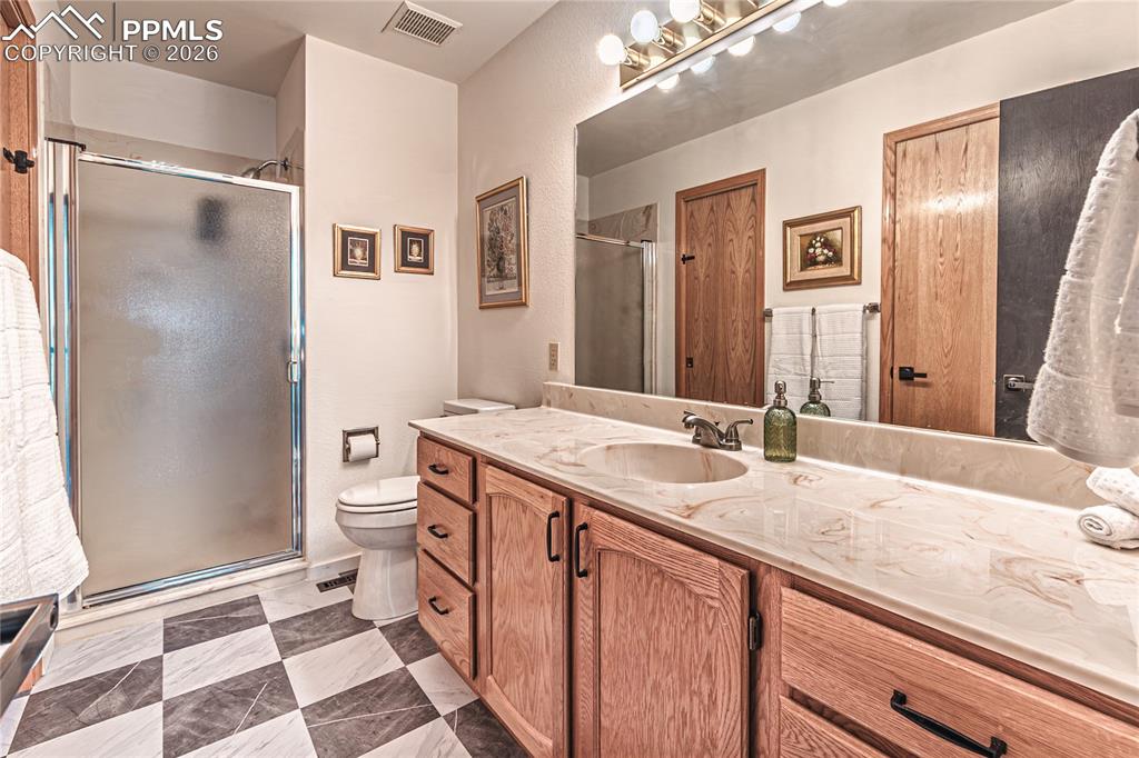 Image 25 of 47: Bathroom