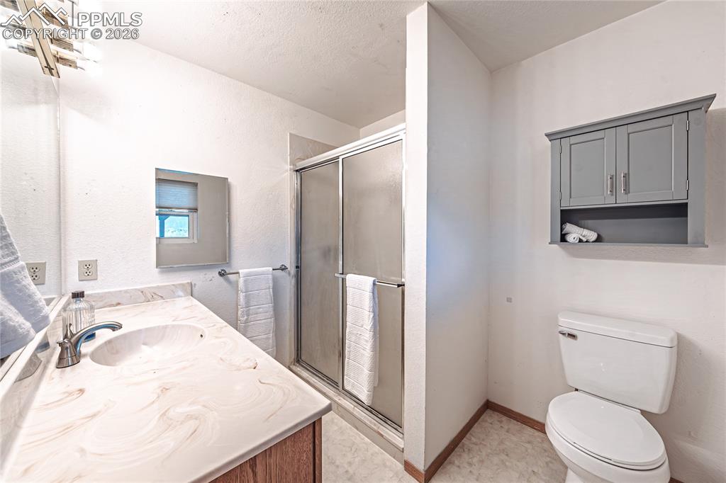 Image 32 of 47: Bathroom