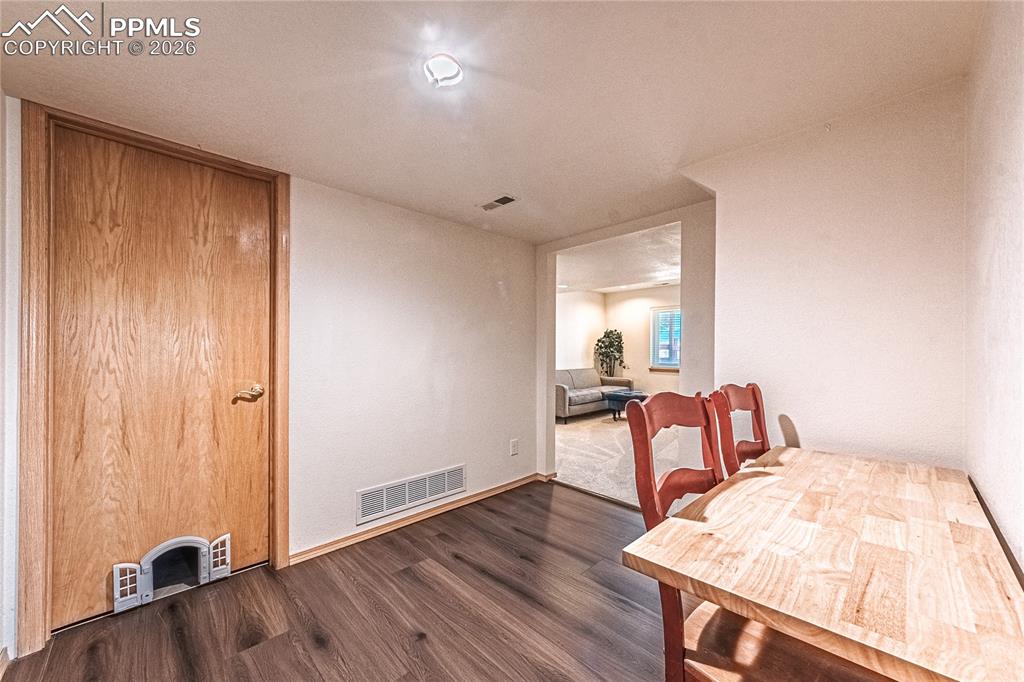 Image 33 of 47: Dining Area