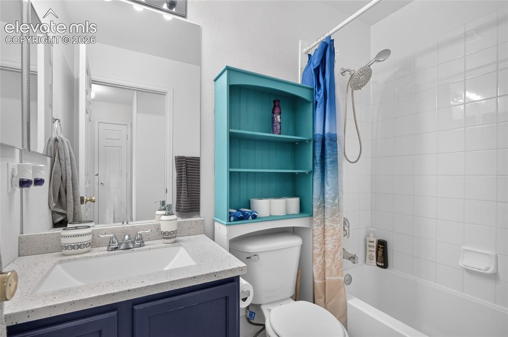 Image 16 of 30: Full secondary bath