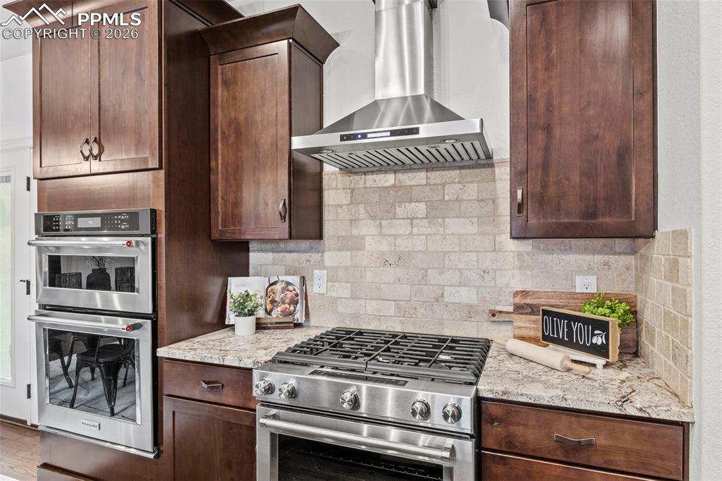 Image 13 of 44: Kitchen