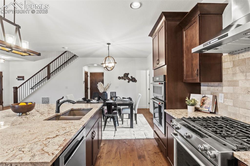 Image 14 of 44: Kitchen