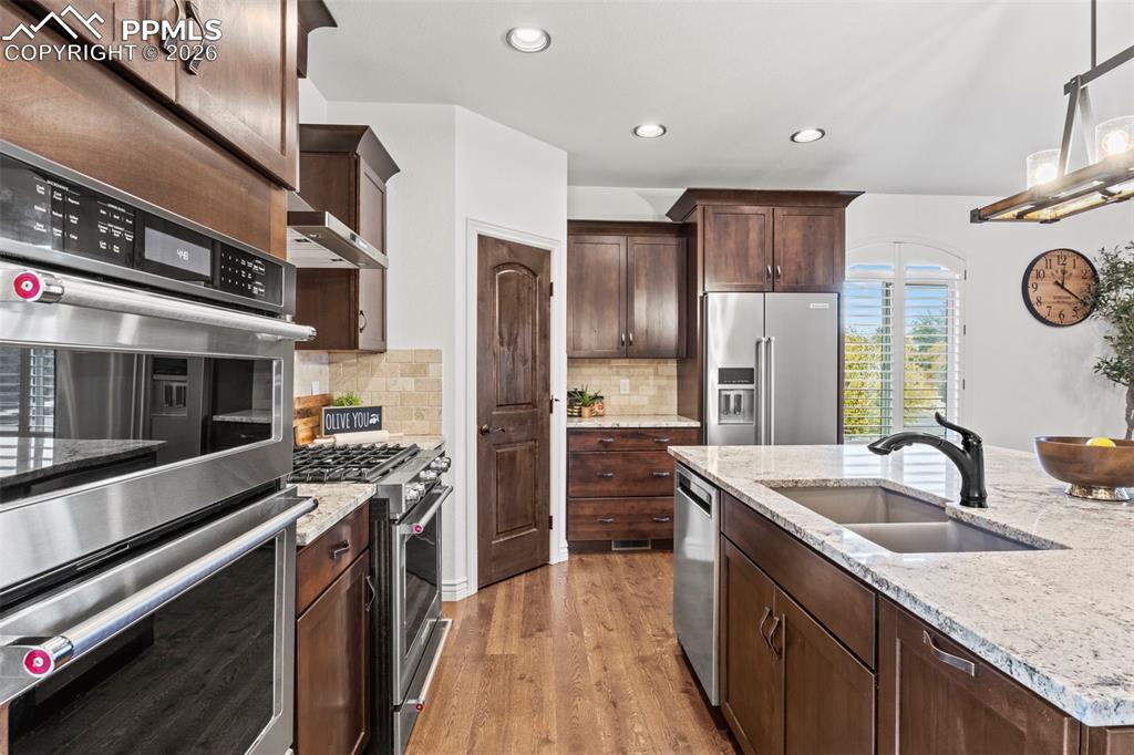 Image 15 of 44: Kitchen