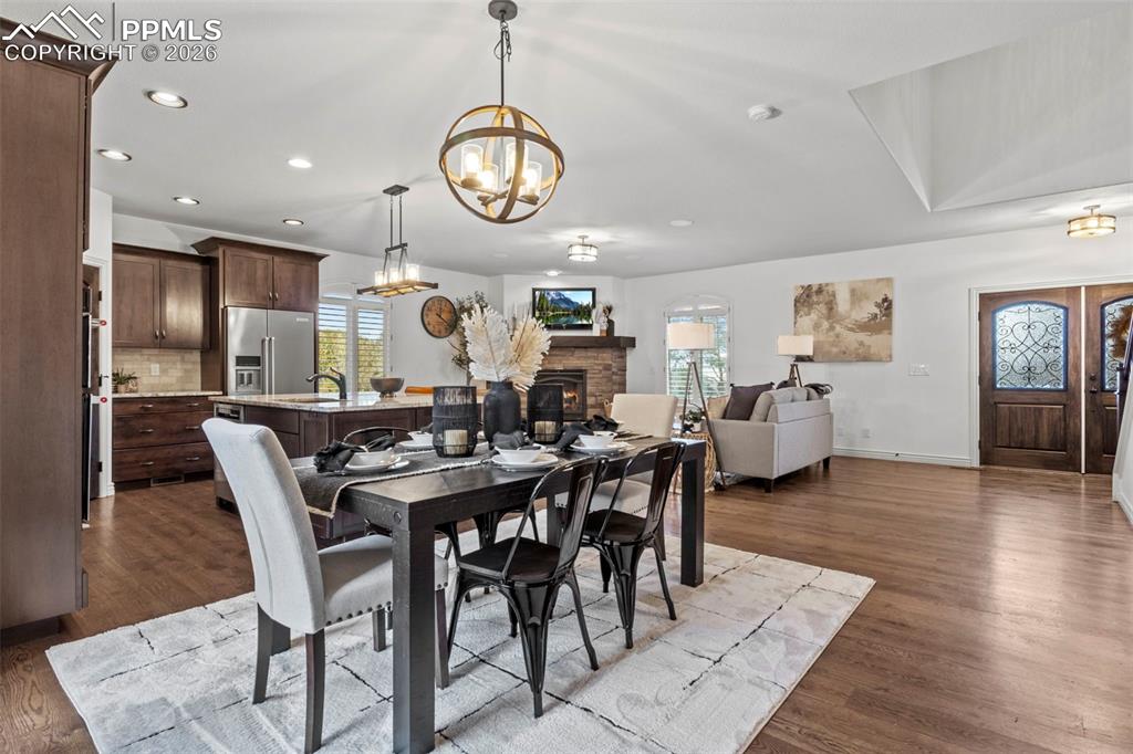 Image 17 of 44: Dining Area