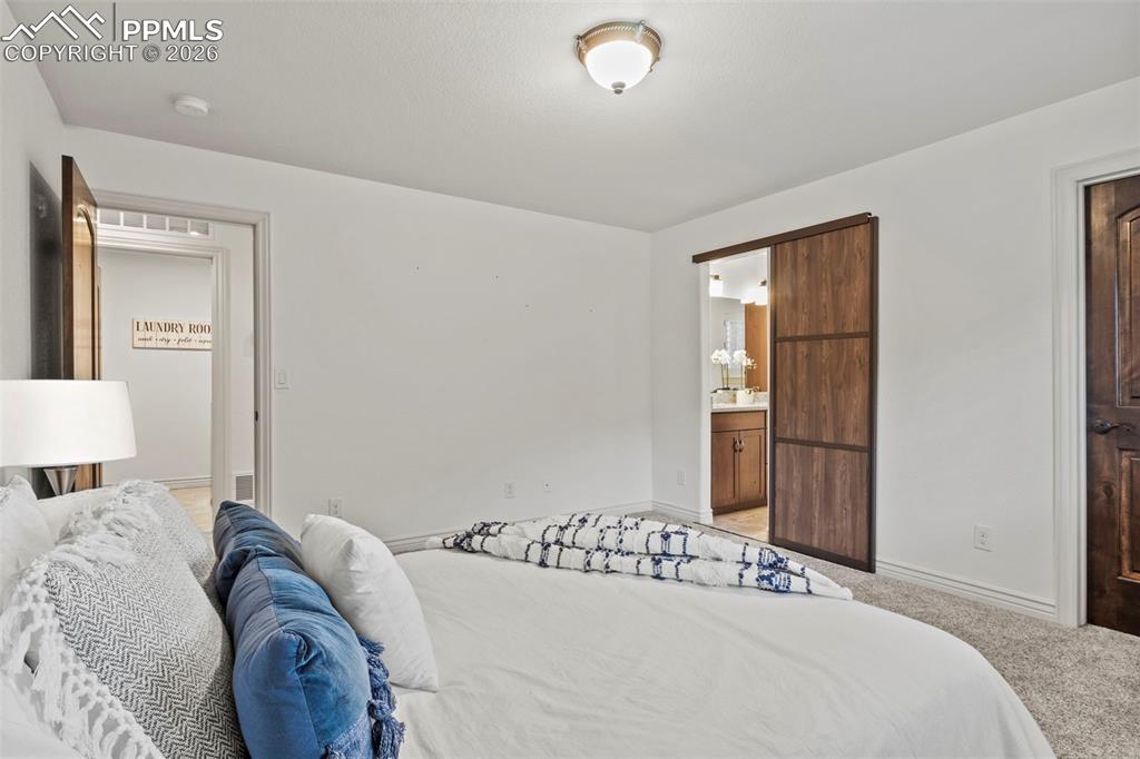 Image 34 of 44: Bedroom