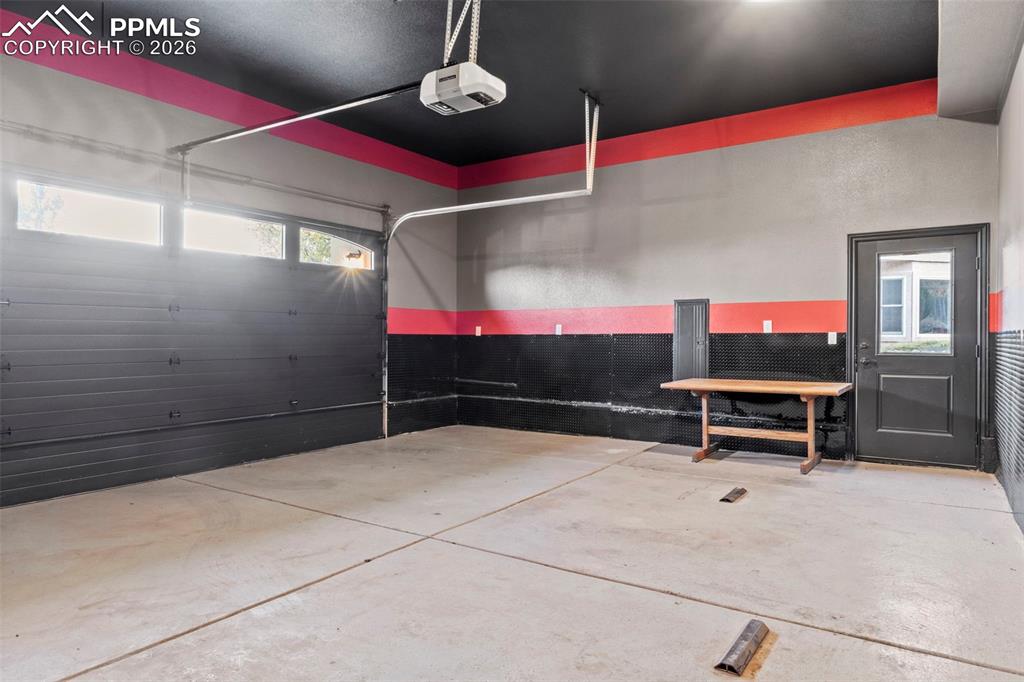 Image 40 of 44: Garage