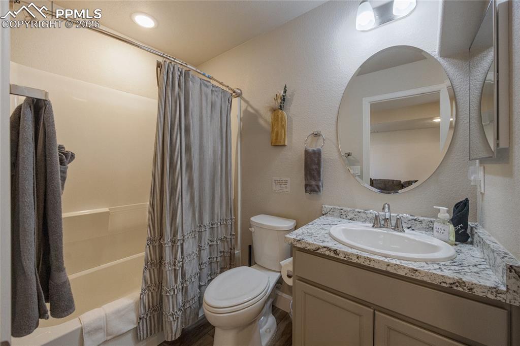 Image 19 of 35: Bathroom