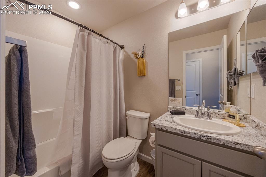 Image 25 of 35: Bathroom