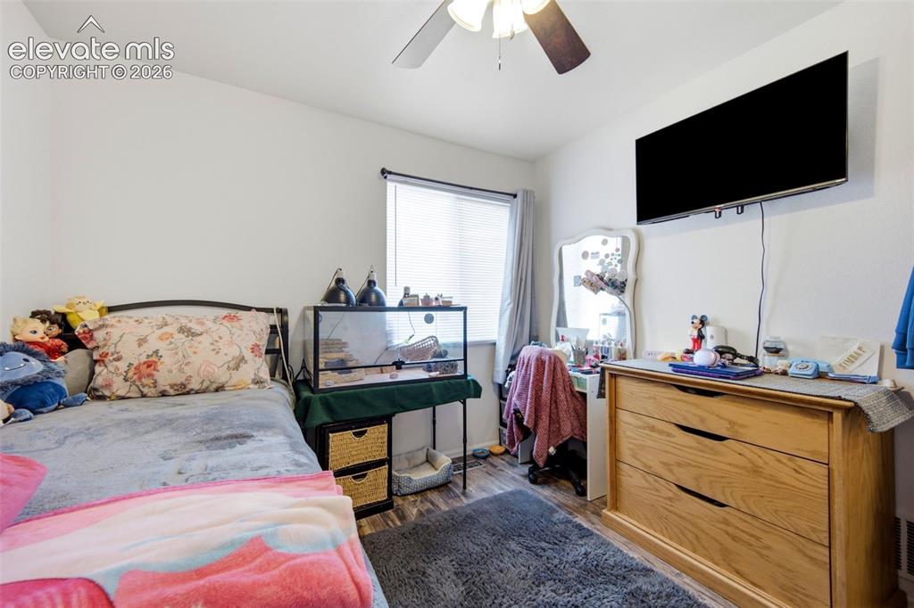 Image 15 of 44: Bedroom