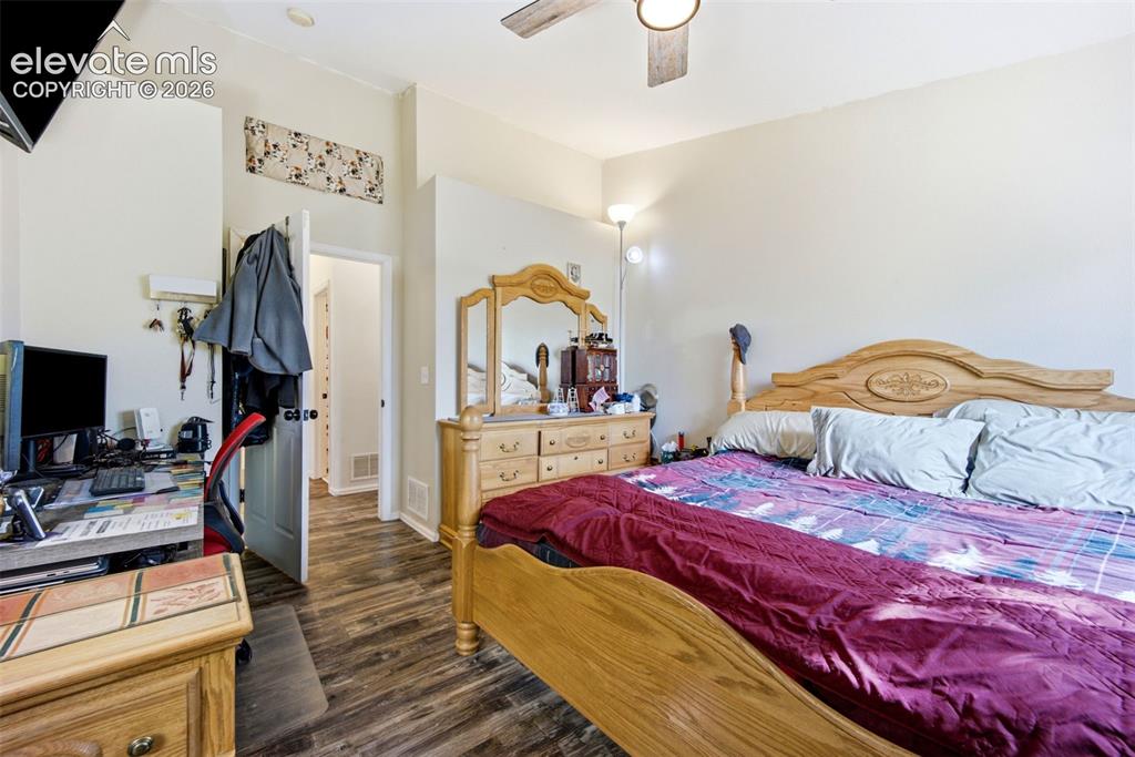 Image 18 of 44: Bedroom