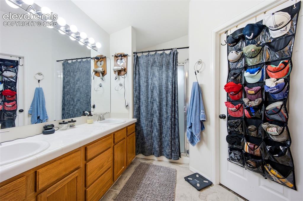 Image 19 of 44: Bathroom