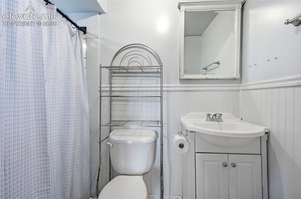 Image 26 of 44: Bathroom