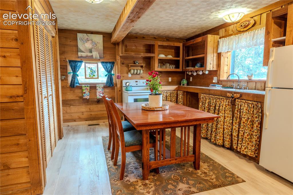 Image 12 of 40: Kitchen
