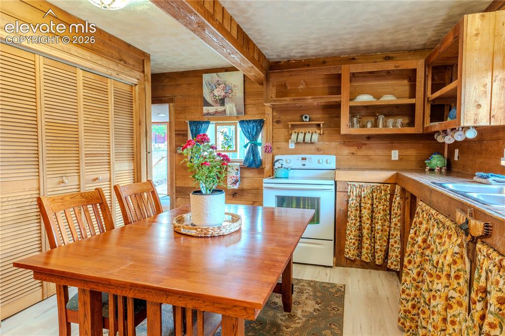 Image 13 of 40: Kitchen